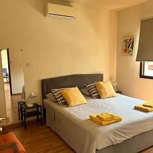Extremely Comfy With Spacious Private Terrace 10min Walk To The & In Town Dom wakacyjny Larnaca